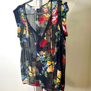 Beautifully gently worn blouse. Great details, floral details